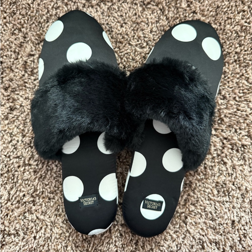 NWT Victoria’s Secret fuzzy polka dot slippers with bag…🤍🖤